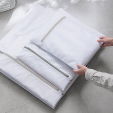 Laden Sie das Bild in den Galerie-Viewer, Schützender Netzwäschesack für Kleidung