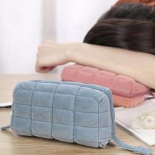 Laden Sie das Bild in den Galerie-Viewer, Kissen Kosmetiktasche