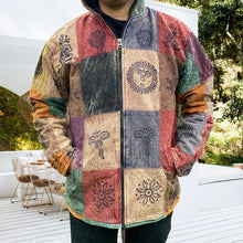 Laden Sie das Bild in den Galerie-Viewer, Bedruckte Jacke mit schmaler Passform und Kapuze