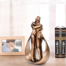 Laden Sie das Bild in den Galerie-Viewer, Paar Umarmung Harz Ornament