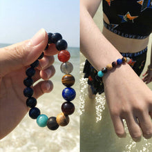 Laden Sie das Bild in den Galerie-Viewer, Buntes Armband mit Sternenhimmel des Sonnensystems