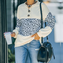 Laden Sie das Bild in den Galerie-Viewer, Langarm-Sweatshirt mit Rundhalsausschnitt und Leopardenmuster