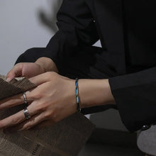 Laden Sie das Bild in den Galerie-Viewer, Schlichtes und stilvolles Titanarmband