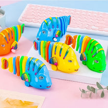 Laden Sie das Bild in den Galerie-Viewer, Uhrwerk Schwingendes Zeichentrickfischspielzeug