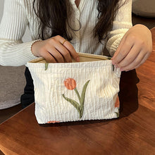 Laden Sie das Bild in den Galerie-Viewer, Niedliche Blumen Make-up-Tasche