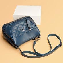 Laden Sie das Bild in den Galerie-Viewer, Rhomboid Tasche aus gekörntem Leder