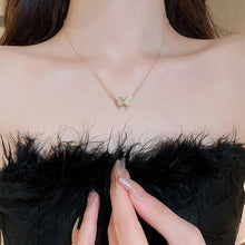 Laden Sie das Bild in den Galerie-Viewer, Magnetische Schmetterling Patchwork-Halskette