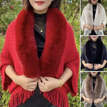 Laden Sie das Bild in den Galerie-Viewer, Gestrickter Schal mit Pelzkragen