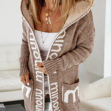 Laden Sie das Bild in den Galerie-Viewer, Damen Lockere lange Strickjacke mit Buchstabendruck