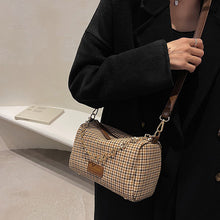 Laden Sie das Bild in den Galerie-Viewer, Trendige Schultertasche mit Karodruck