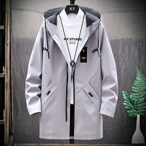 Mittellanger Trenchcoat mit Kapuze
