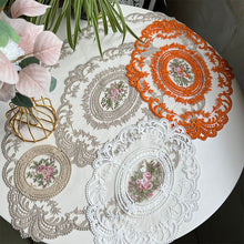 Laden Sie das Bild in den Galerie-Viewer, Handgemachte Häkelspitze Tischdecke