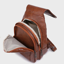 Laden Sie das Bild in den Galerie-Viewer, Twist Clamshell Lederrucksack