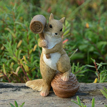 Laden Sie das Bild in den Galerie-Viewer, Kreative niedliche Eichhörnchen-Dekoration aus Kunstharz