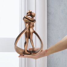 Laden Sie das Bild in den Galerie-Viewer, Paar Umarmung Harz Ornament