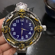 Laden Sie das Bild in den Galerie-Viewer, Schädel Armbanduhr