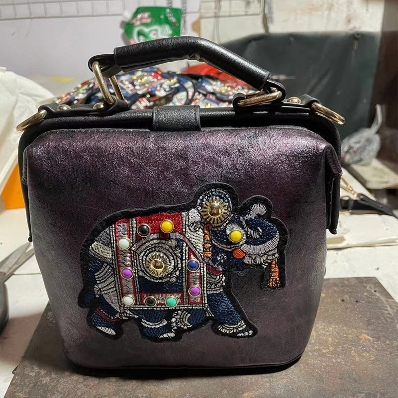 Modische bestickte Umhängetasche mit breitem Riemen