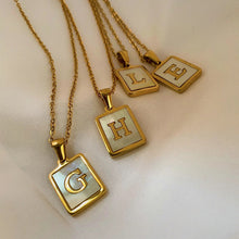 Laden Sie das Bild in den Galerie-Viewer, Damen Buchstabe Halskette aus Edelstahl