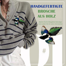Laden Sie das Bild in den Galerie-Viewer, Handgefertigte Elster-Brosche aus Holz