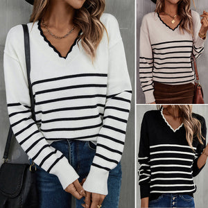 Gestreifter Strickpullover mit V-Ausschnitt