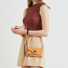 Laden Sie das Bild in den Galerie-Viewer, Handytasche aus Leder in Briefumschlagform