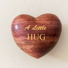 Laden Sie das Bild in den Galerie-Viewer, Pocket Hug Holzherz-Andenken