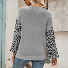 Laden Sie das Bild in den Galerie-Viewer, Strickpullover mit Leopardenmuster und V-Ausschnitt