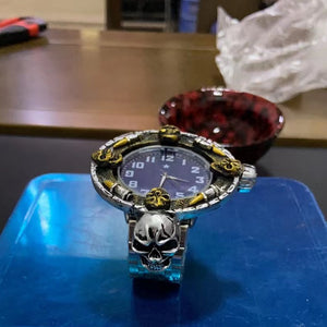 Schädel Armbanduhr