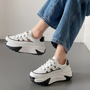 Loafer mit dicken Sohlen und Ausschnitten