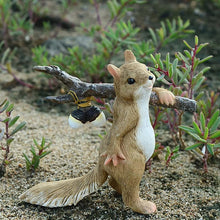 Laden Sie das Bild in den Galerie-Viewer, Kreative niedliche Eichhörnchen-Dekoration aus Kunstharz