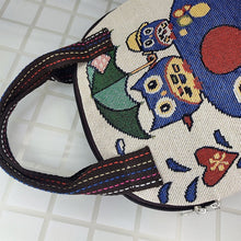 Laden Sie das Bild in den Galerie-Viewer, Bestickte Tasche aus Muschelsegeltuch