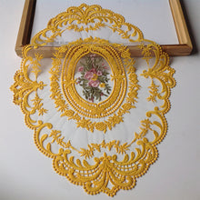 Laden Sie das Bild in den Galerie-Viewer, Handgemachte Häkelspitze Tischdecke