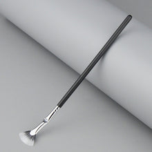 Laden Sie das Bild in den Galerie-Viewer, Fächerförmige Make-up-Pinsel