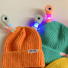 Laden Sie das Bild in den Galerie-Viewer, Im Dunkeln leuchtende kleine Monster-Wollmütze