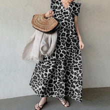 Laden Sie das Bild in den Galerie-Viewer, Langes Kleid mit Leopardenmuster
