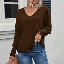 Laden Sie das Bild in den Galerie-Viewer, Braunes T-Shirt mit V-Ausschnitt