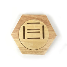 Laden Sie das Bild in den Galerie-Viewer, Medaillenständer aus Holz