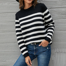Laden Sie das Bild in den Galerie-Viewer, Gestreifter Pullover mit Rundhalsausschnitt