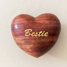 Laden Sie das Bild in den Galerie-Viewer, Pocket Hug Holzherz-Andenken