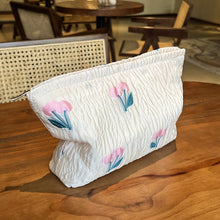 Laden Sie das Bild in den Galerie-Viewer, Niedliche Blumen Make-up-Tasche