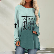 Laden Sie das Bild in den Galerie-Viewer, Langärmliges T-Shirt mit Kreuzbuchstabendruck