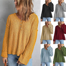 Laden Sie das Bild in den Galerie-Viewer, Strickpullover mit Knöpfen und überschnittener Schulter