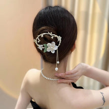 Laden Sie das Bild in den Galerie-Viewer, Schmetterlings-Haarnadel mit Blumenfransen