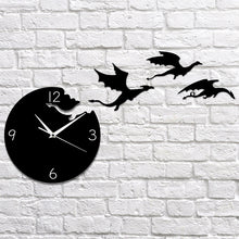 Laden Sie das Bild in den Galerie-Viewer, Fliegender Drache Wanduhr