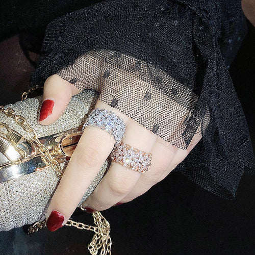 Glänzender durchbrochener Blumenring