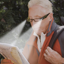 Laden Sie das Bild in den Galerie-Viewer, Lesebrille mit LED-Beleuchtung