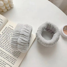 Laden Sie das Bild in den Galerie-Viewer, Saugfähiges Scrunchie fürs Handgelenk