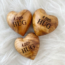 Laden Sie das Bild in den Galerie-Viewer, Pocket Hug Holzherz-Andenken