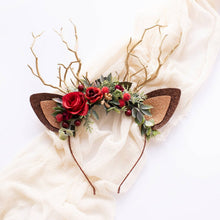 Laden Sie das Bild in den Galerie-Viewer, Weihnachtsstirnband in Rentierform mit Kunstblumen