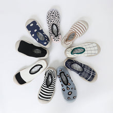 Laden Sie das Bild in den Galerie-Viewer, Rutschfeste modische weiche Socken